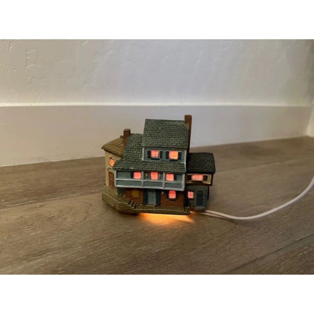 Vintage 1989 Avon Early American Light Up Main House Miniature Village Cottage